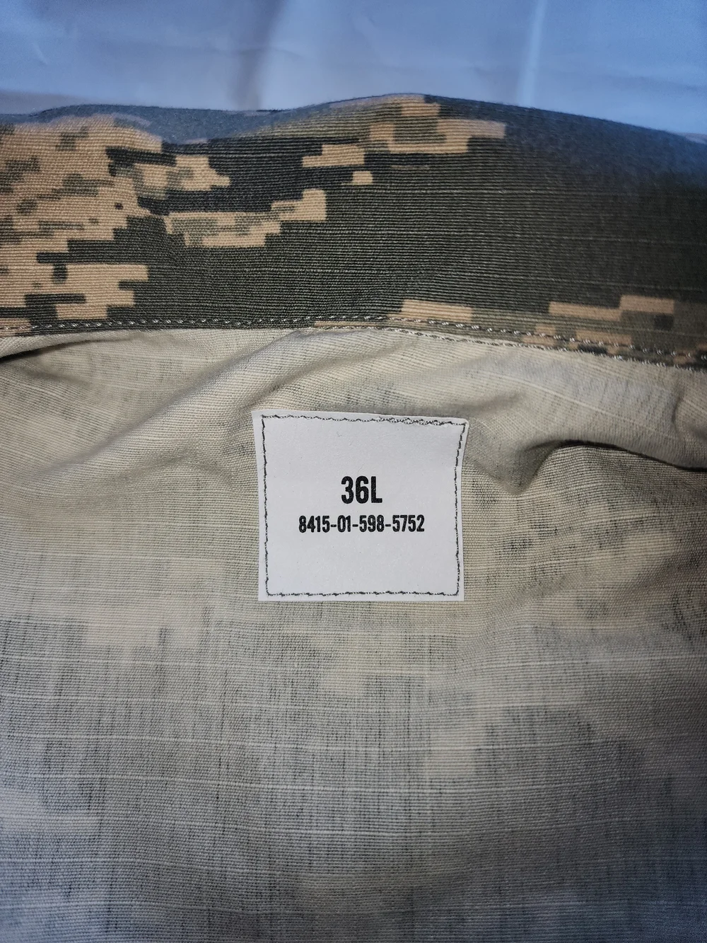 US ARMY Force Utility Camouflage Pattern Coat Men's Size 36L Is Used